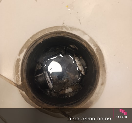 ניקוז מים עם צינור גמיש על רצפה